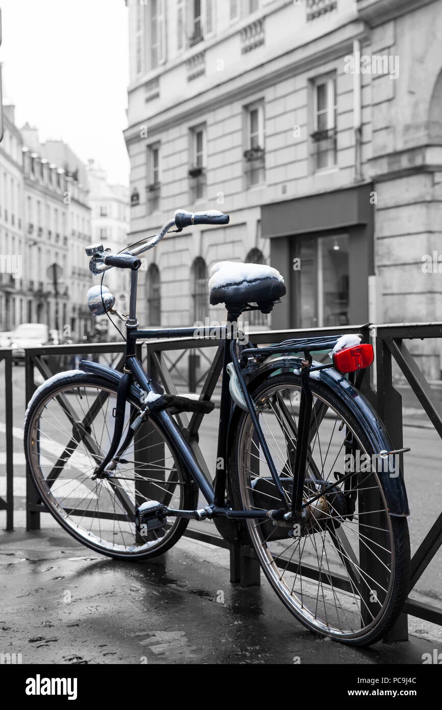 Bicicletta ricoperta di neve in un gelido inverno giornata in Parigi Francia Foto Stock