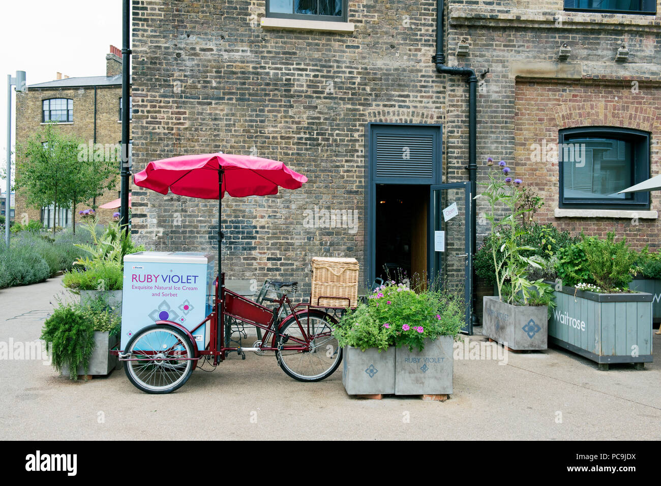 Ruby Violet Gelato bicicletta con ombrellone rosso nella parte anteriore del negozio Kings Cross Londra Inghilterra Gran Bretagna REGNO UNITO Foto Stock