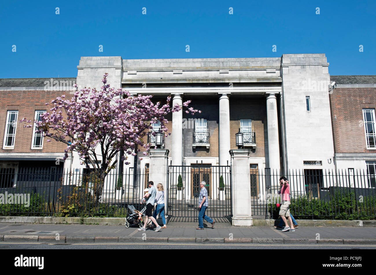 Stoke Newington Town Hall, con persone di passaggio, London Borough of Hackney Inghilterra Gran Bretagna REGNO UNITO Foto Stock
