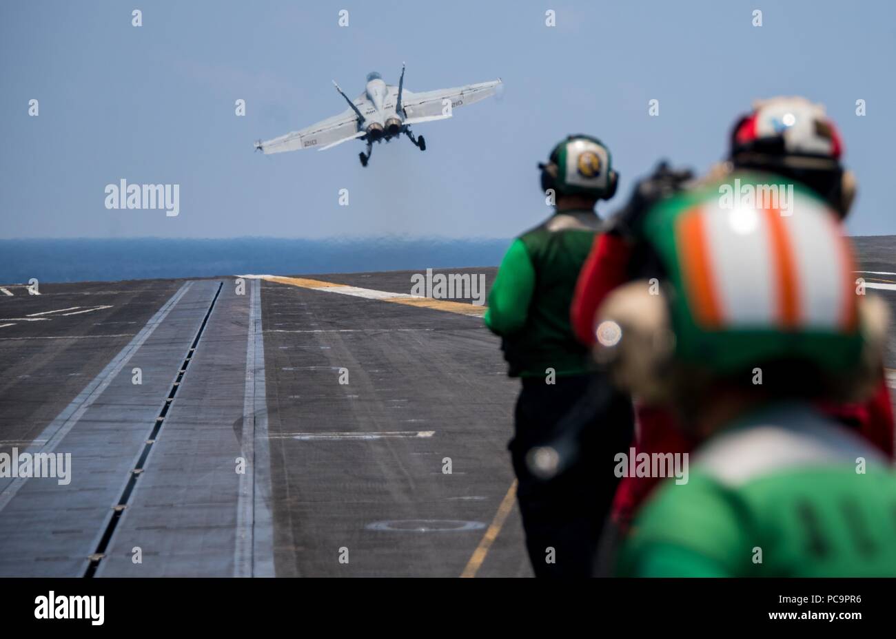 180723-N-VQ841-0219OCEANO PACIFICO (23 luglio 2018) Un F/A-18E Super Hornet assegnati al 'gheppi' di Strike Fighter Squadron (VFA) 137 prende il largo da il ponte di volo della Nimitz-class portaerei USS Carl Vinson (CVN 70), 23 luglio, 2018. (U.S. Foto di Marina di Massa Specialista comunicazione marinaio Ethan J. Soto/RILASCIATO) Immagine cortesia marinaio apprendista Ethan Soto/STATI UNITI Navy. () Foto Stock