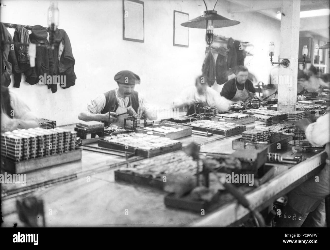 32 Le soudage des boîtes de sardine Foto Stock