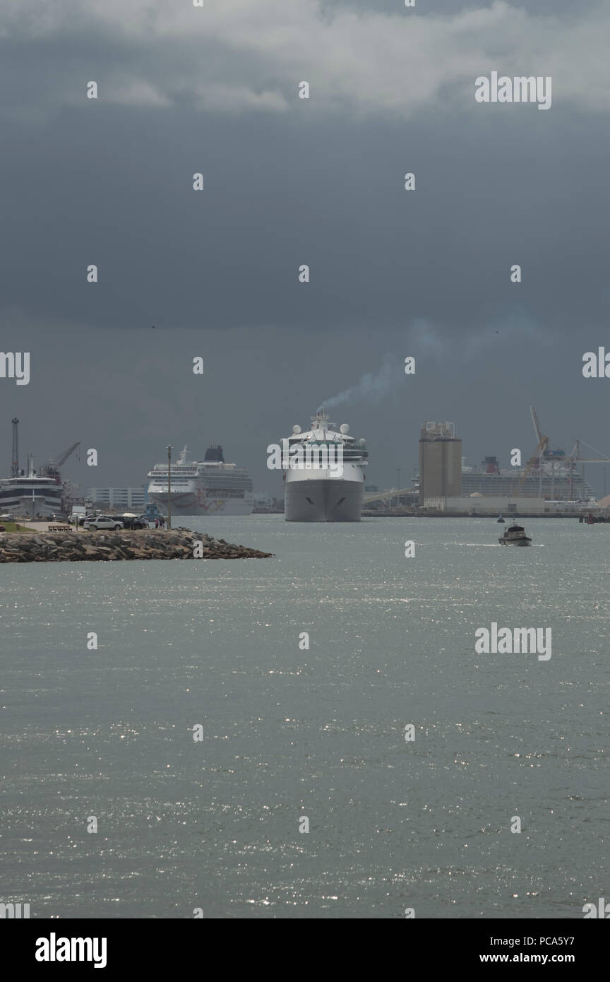 Le navi da crociera lasciando Port Canaveral come una tempesta si avvicina alla costa orientale della Florida. Foto Stock