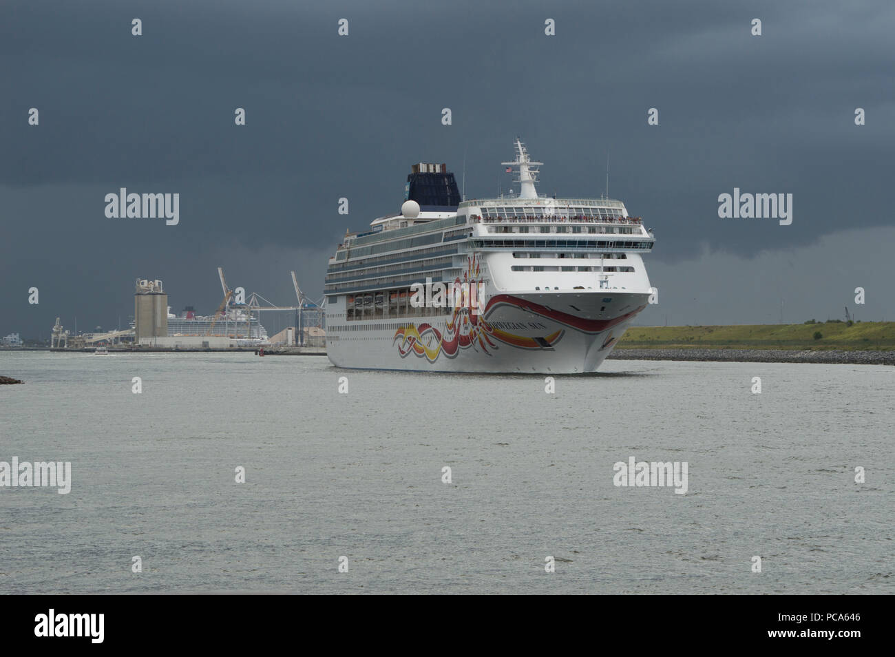 La Norwegian Sun voce fuori in mare dopo aver lasciato il Port Canaveral in Florida come una tempesta si avvicina alla costa della Florida Foto Stock