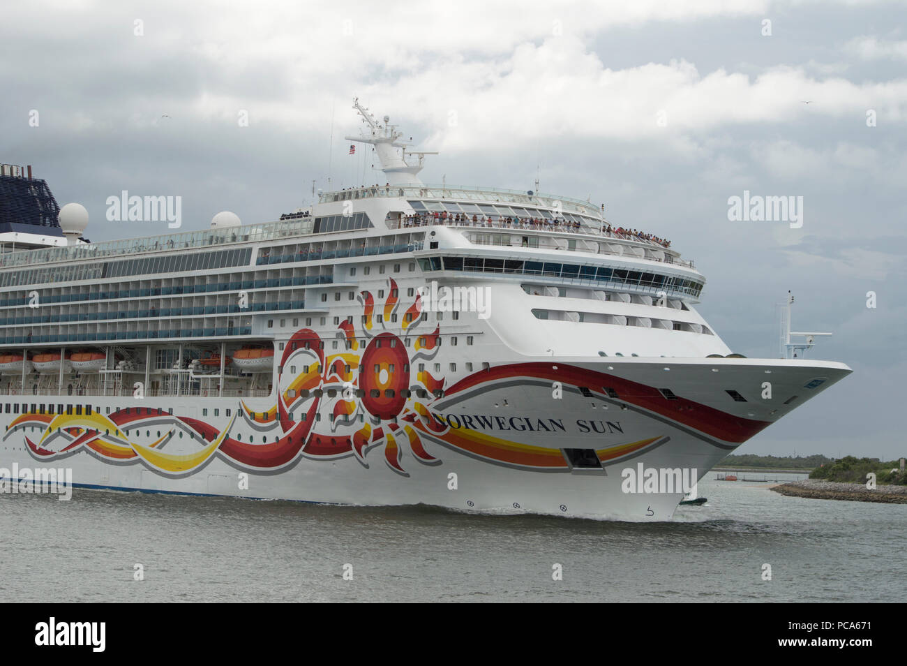 La Norwegian Sun voce fuori in mare dopo aver lasciato il Port Canaveral in Florida come una tempesta si avvicina alla costa della Florida Foto Stock