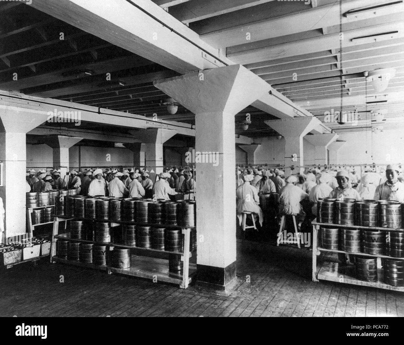 Separare i tuorli dagli albumi e imballaggio in un impianto di uovo, Shanghai, Cina 1890-1923 Foto Stock