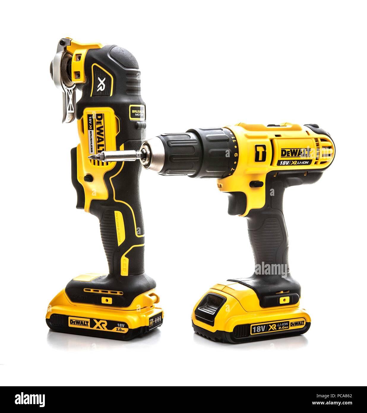 SWINDON, Regno Unito - 31 luglio 2018: DeWalt utensili elettrici senza fili su sfondo bianco Foto Stock