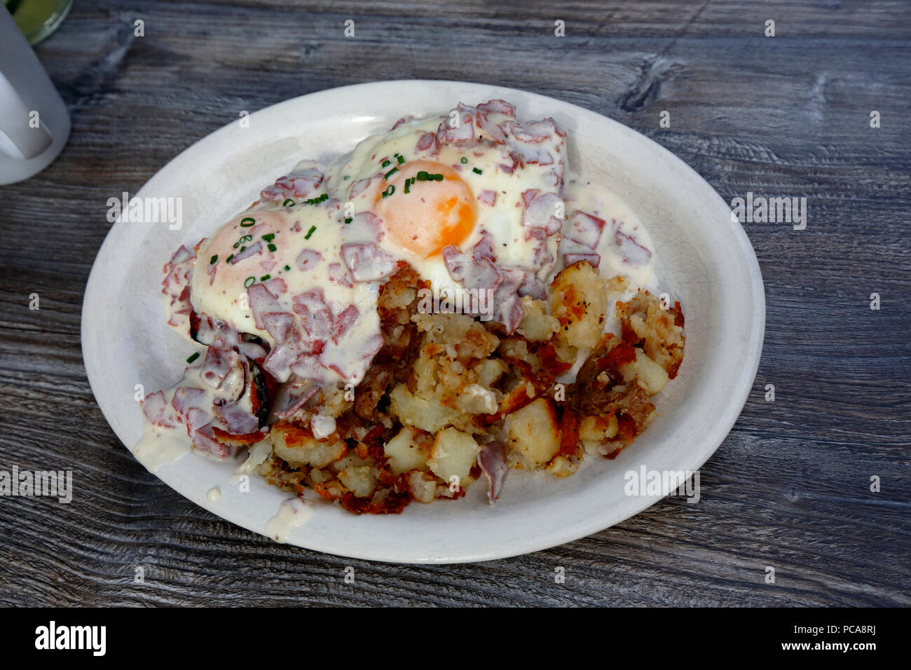Uova Benedict con scaglie di manzo e homestyle patate al ristorante olandese di Philadelphia Foto Stock