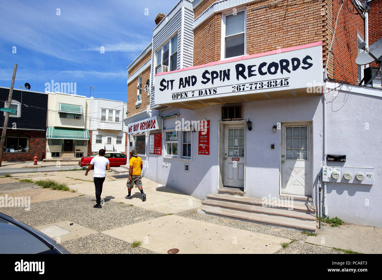 Sedersi e record di spin, 2243 S St Lambert, Philadelphia, PA. esterno alla vetrina di un negozio di dischi in west passyunk. Foto Stock