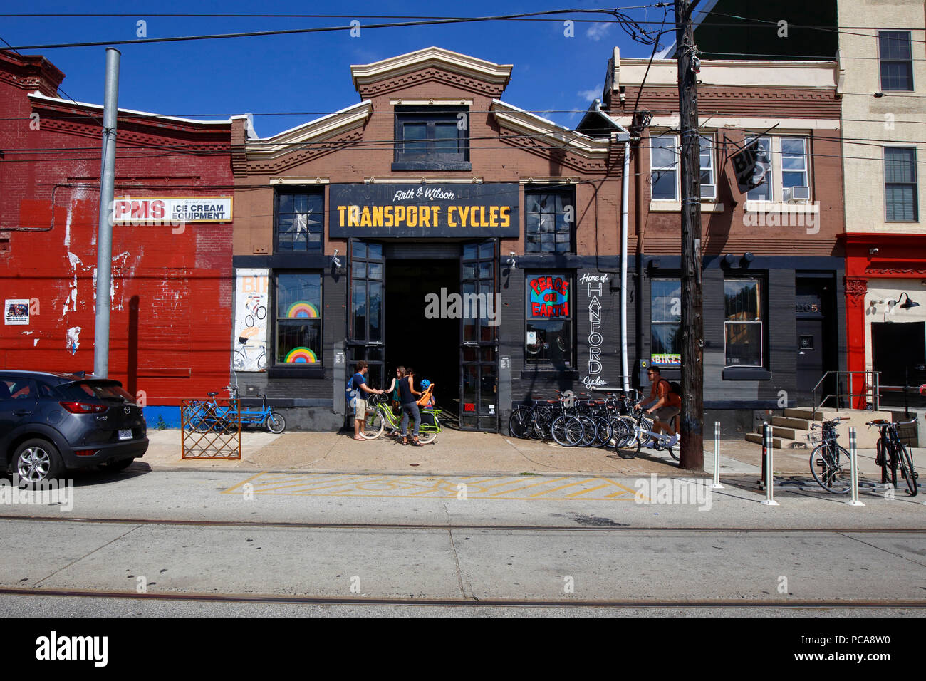 Firth & Wilson i cicli di trasporto, 1105 Frankford Ave, Philadelphia, PA. esterno alla vetrina di un cargo negozio di biciclette di Kensington. Foto Stock