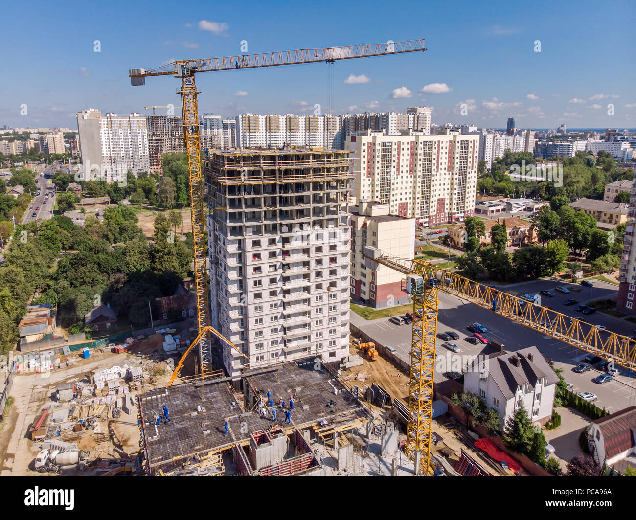 Nuova costruzione di appartamenti in città zona residenziale. sito in costruzione con gru a torre. vista aerea Foto Stock