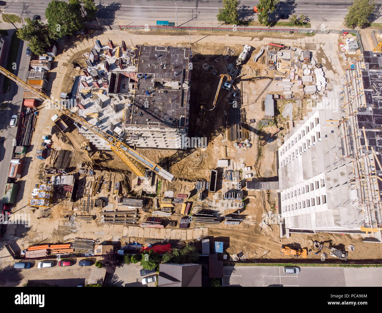 Drone foto della zona residenziale la costruzione in corso. sito in costruzione con gru a torre Foto Stock