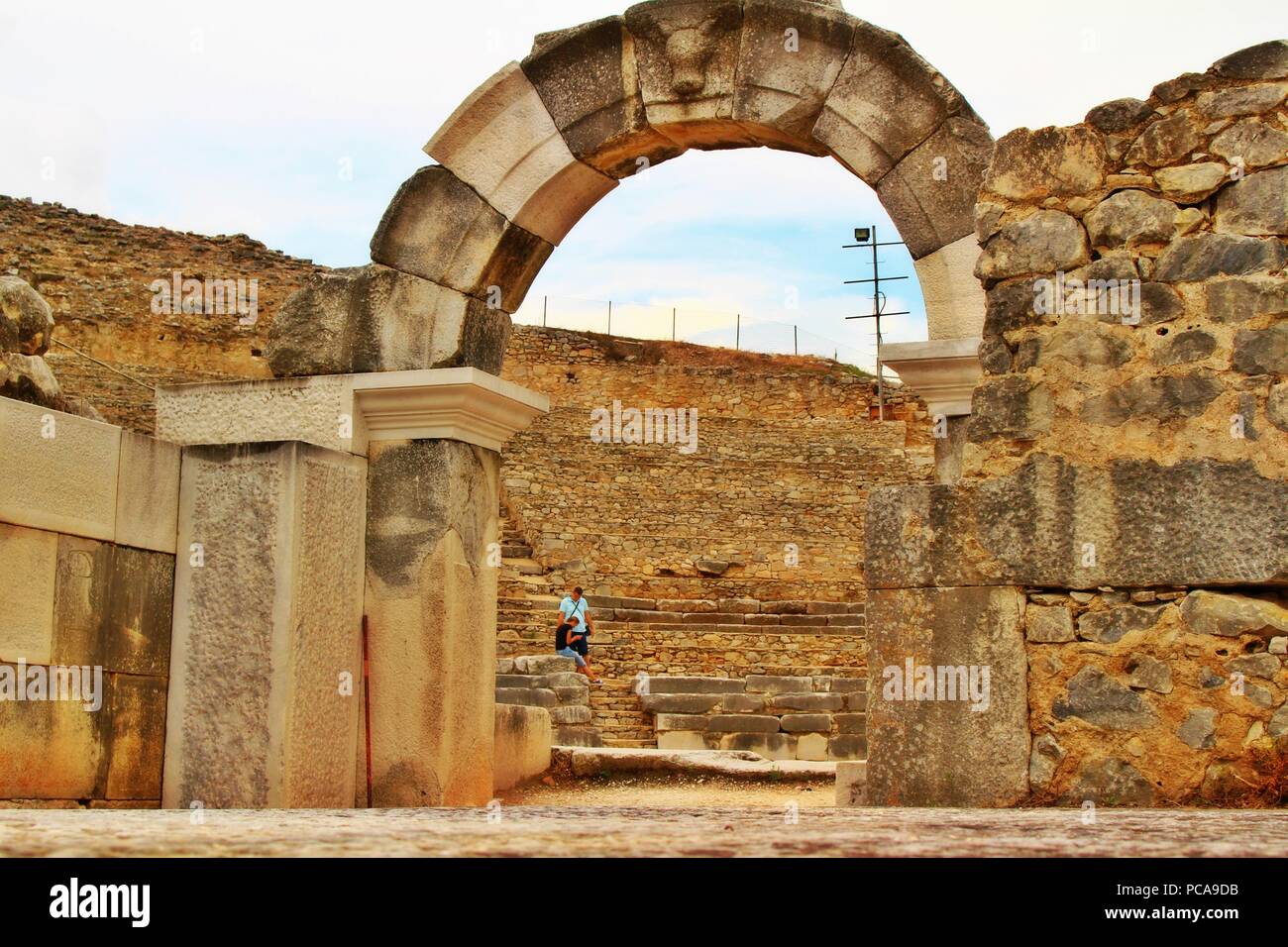 Archi, colonne ed elementi architettonici sul sito archeologico dell'antica città greca di Filippi Foto Stock