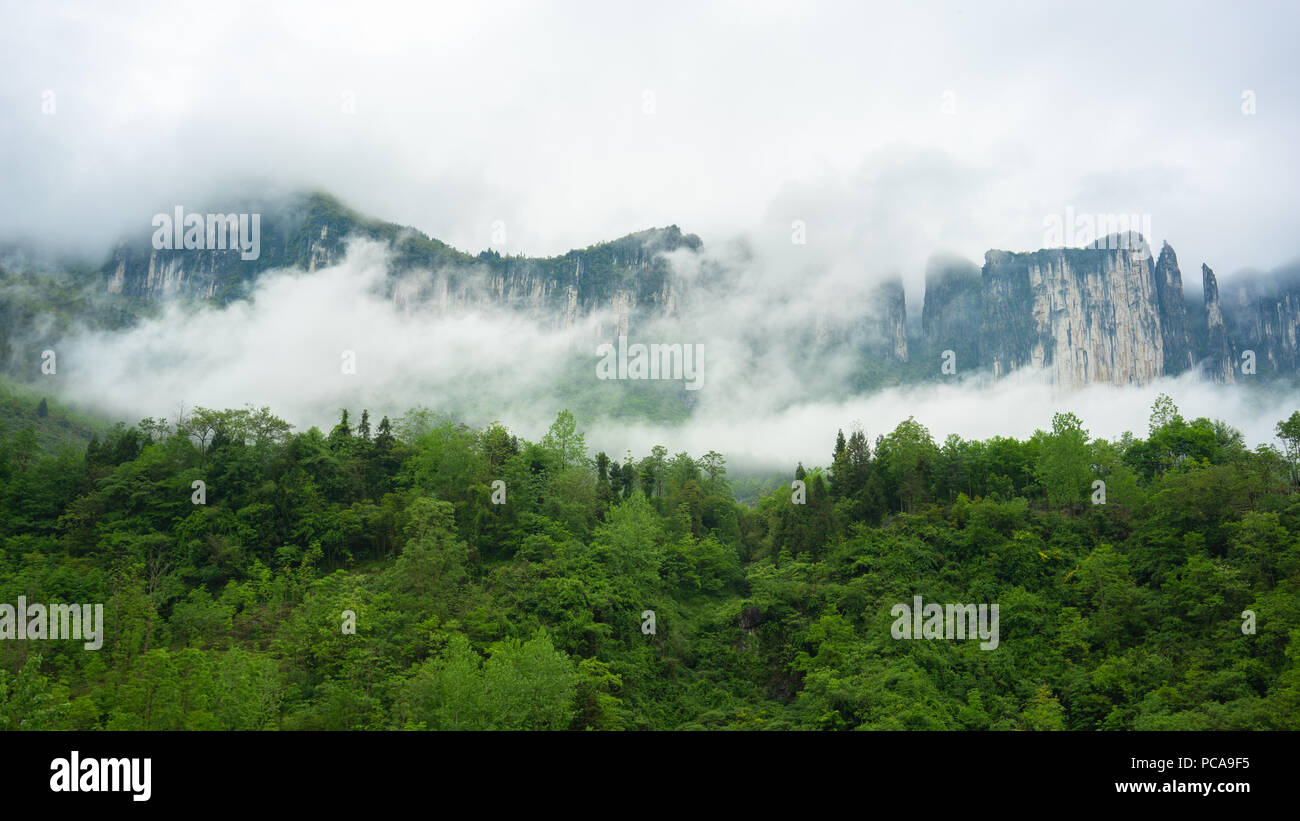 Vista torbida di Mufu Grand Canyon in Enshi Hubei Cina Foto Stock