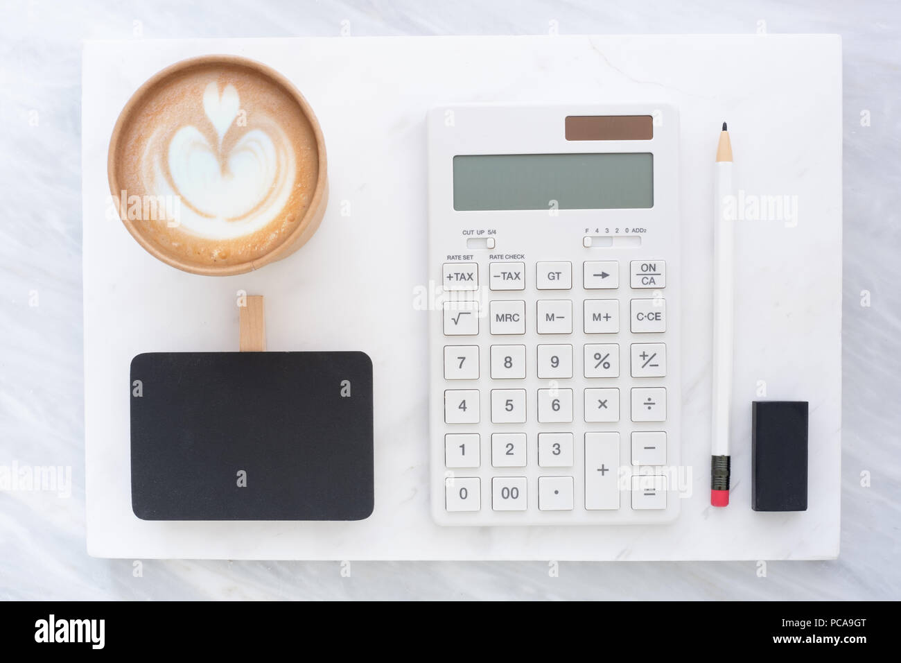 Vista superiore della lavagna, matita, eraser calcolatrice e tazza di caffè su marmo bianco di blocco e stack su marmo grigio table.Flat lay Mock up modello per l'annuncio Foto Stock