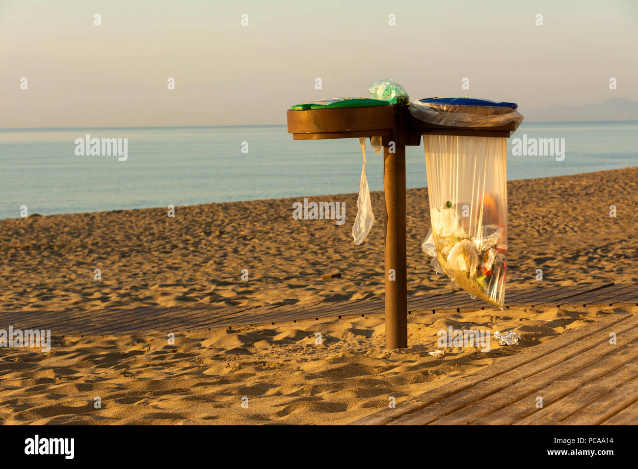 Immondizia di plastica bin, Pyrenees-Orientales Reparto, Occitanie, Francia Foto Stock