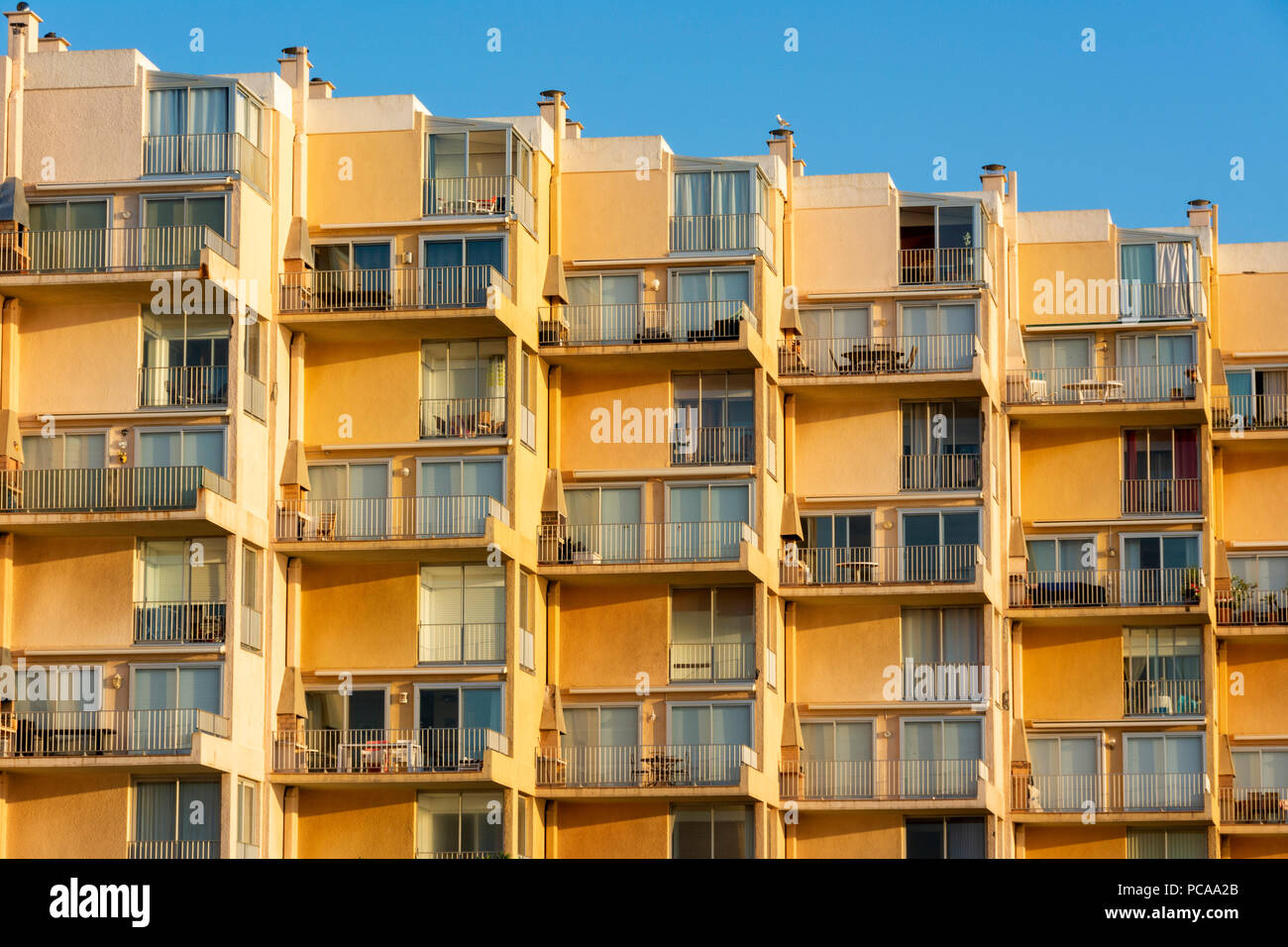 Edificio di appartamenti e balconi, Le Barcarès, Pyrénées-Orientales reparto, Occitanie, Francia, Europa Foto Stock