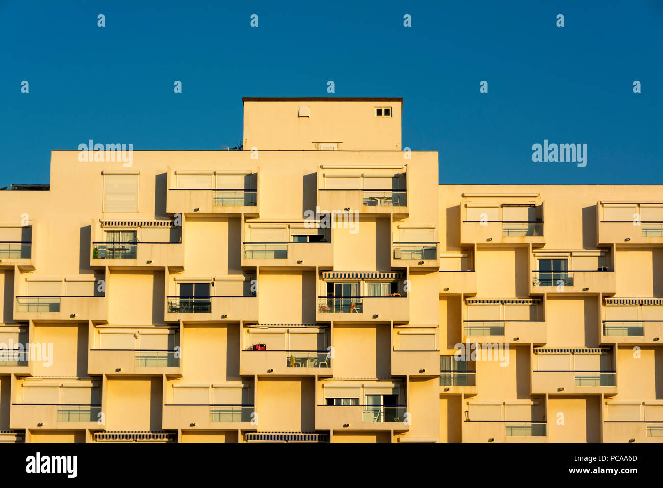 Edificio di appartamenti e balconi, Le Barcarès, Pyrénées-Orientales reparto, Occitanie, Francia, Europa Foto Stock