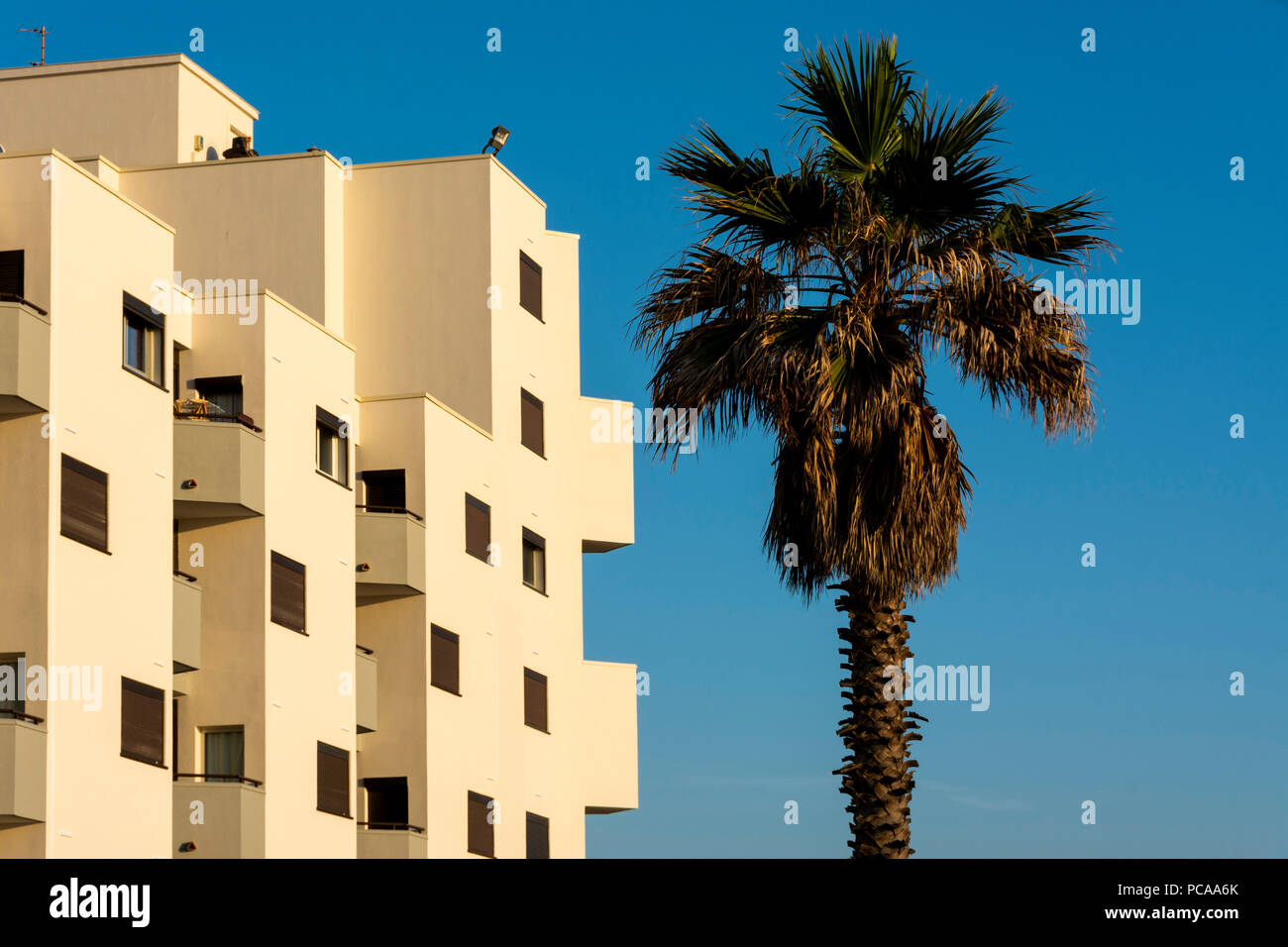 Edificio di appartamenti e balconi, Le Barcarès, Pyrénées-Orientales reparto, Occitanie, Francia, Europa Foto Stock
