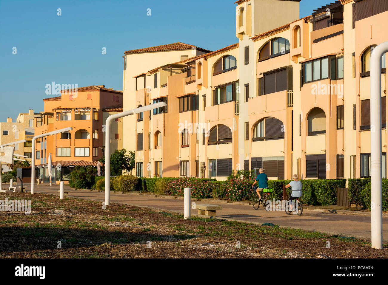 Edificio di appartamenti e balconi, Le Barcarès, Pyrénées-Orientales reparto, Occitanie, Francia, Europa Foto Stock