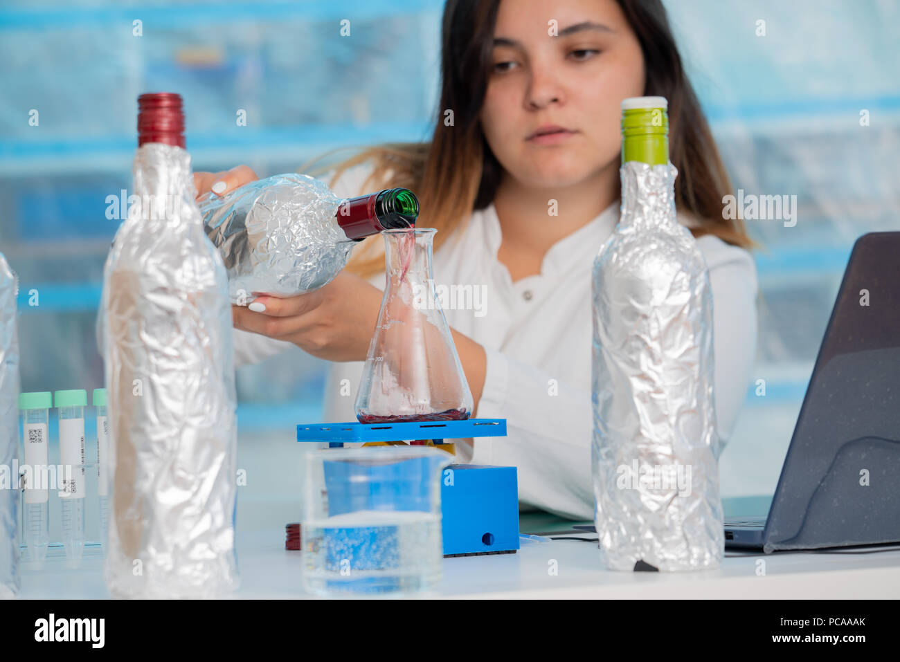 Giovani femmine tecnico del laboratorio di controllo qualità di vino Ispezione di qualità Foto Stock