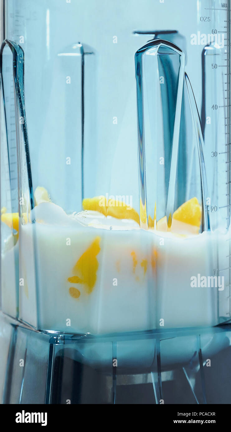 Mango e yogurt frullato. Ingredienti per i frullati in Blender Foto Stock