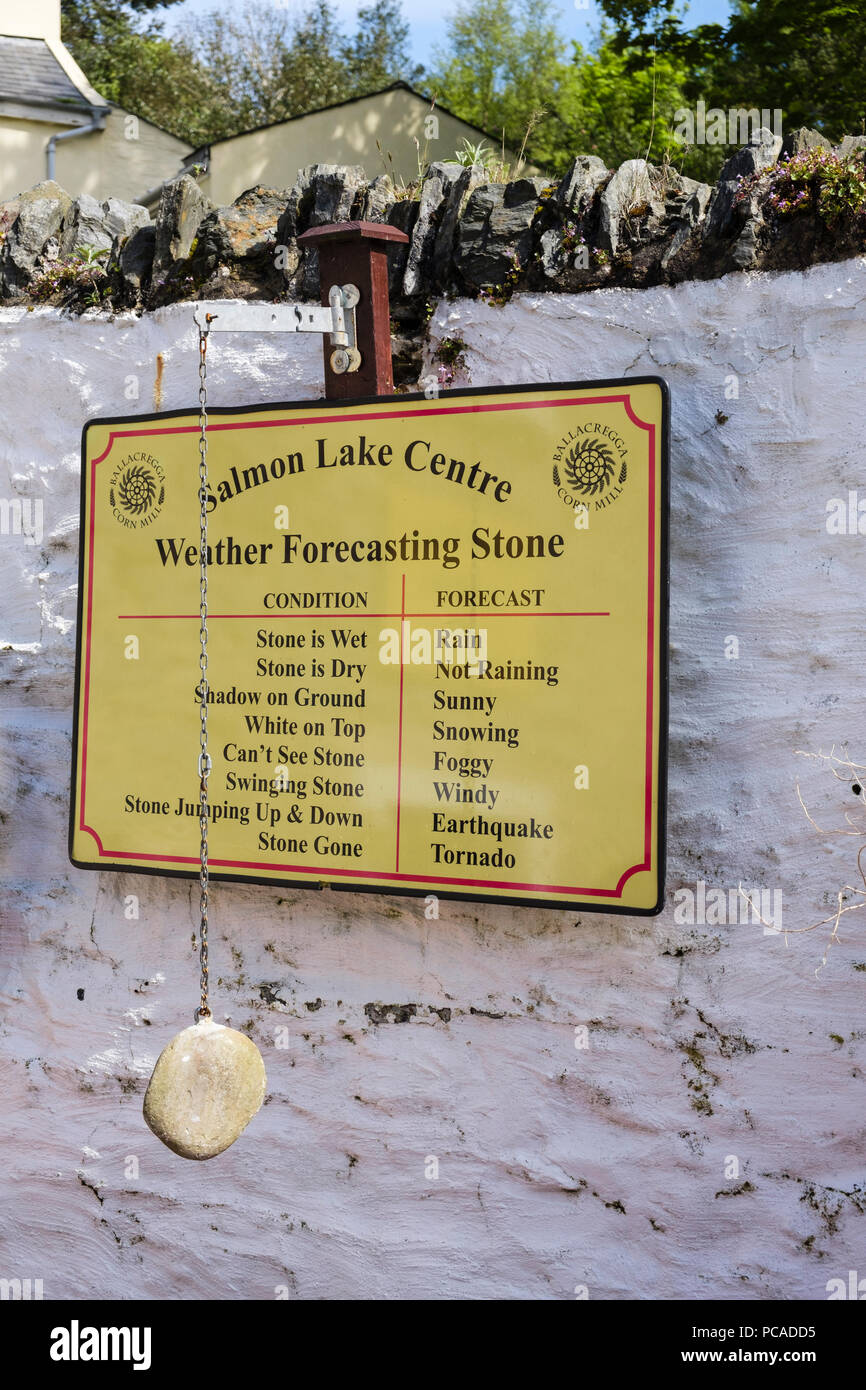 Le previsioni meteorologiche di pietra e di scherzo divertente segno Ballacregga Corn Mill in salmone centro lago. Laxey, Isola di Man e Isole britanniche Foto Stock