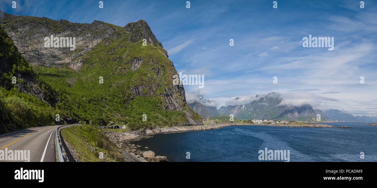 La strada per la Reine, Isole Lofoten in Norvegia. Foto Stock