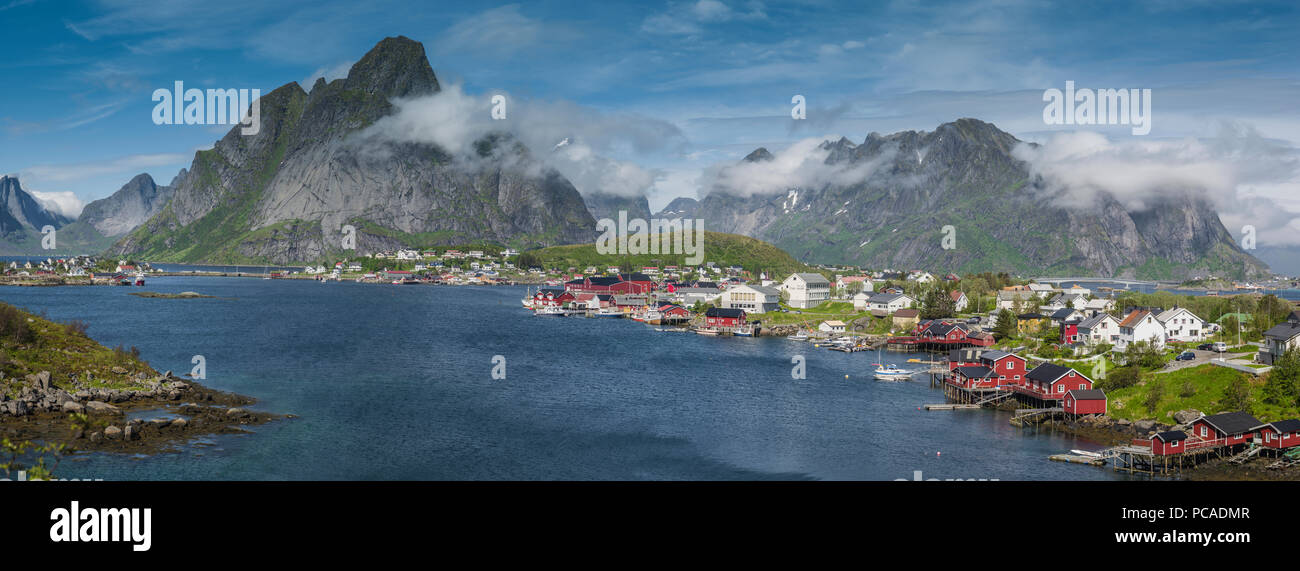 Villaggio di Pescatori di Reine, isole Lofoten in Norvegia Foto Stock