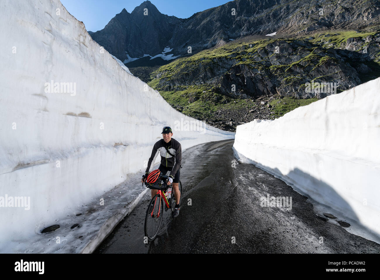 Escursioni in bicicletta fino il Nufenen Pass in Svizzera, Europa Foto Stock