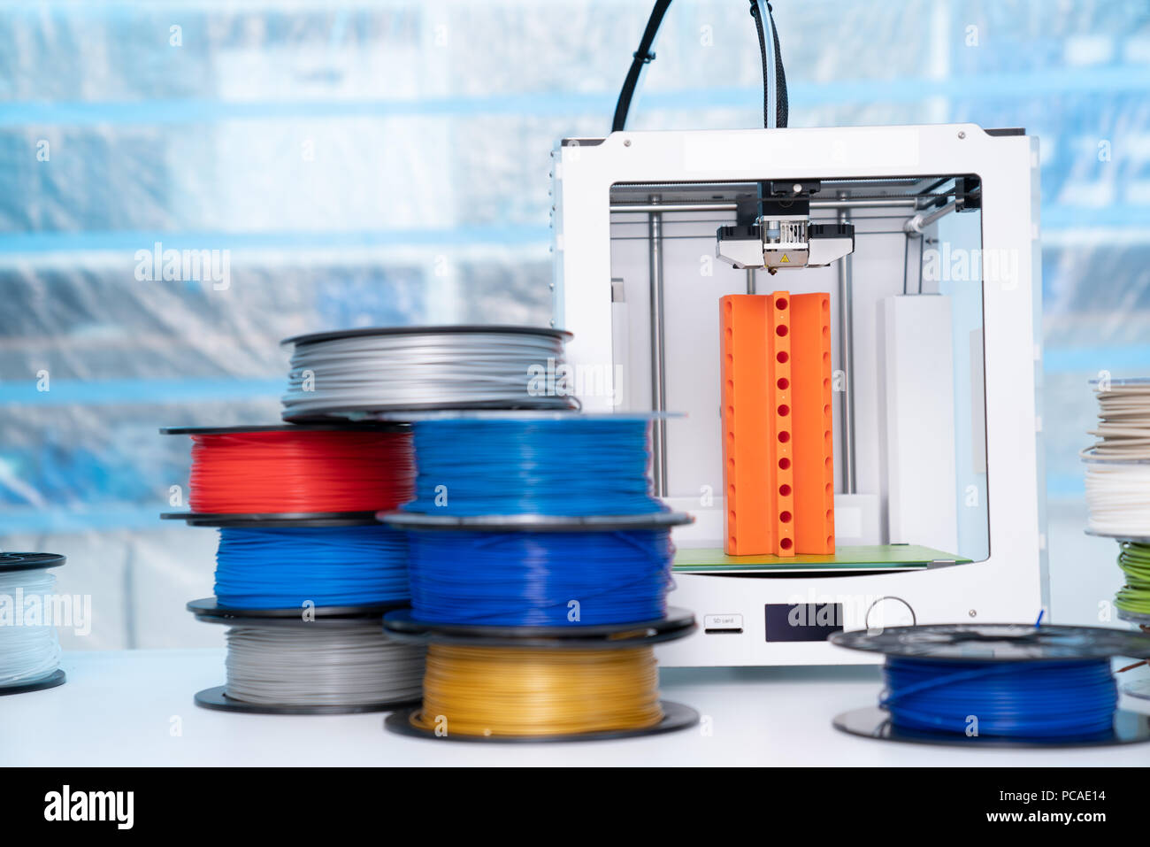 Colore PLA in plastica ABS e il filamento per la stampa su una stampante 3D Foto Stock