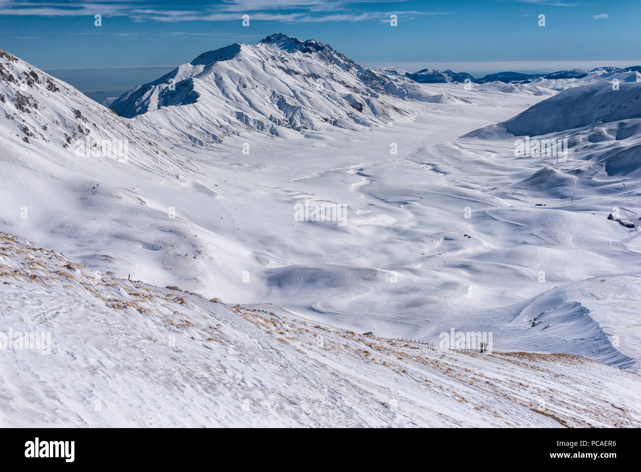 Gli escursionisti su Campo Imperatore altopiano in inverno, del Gran Sasso e Monti della Laga, Abruzzo, Appennini, Italia, Europa Foto Stock