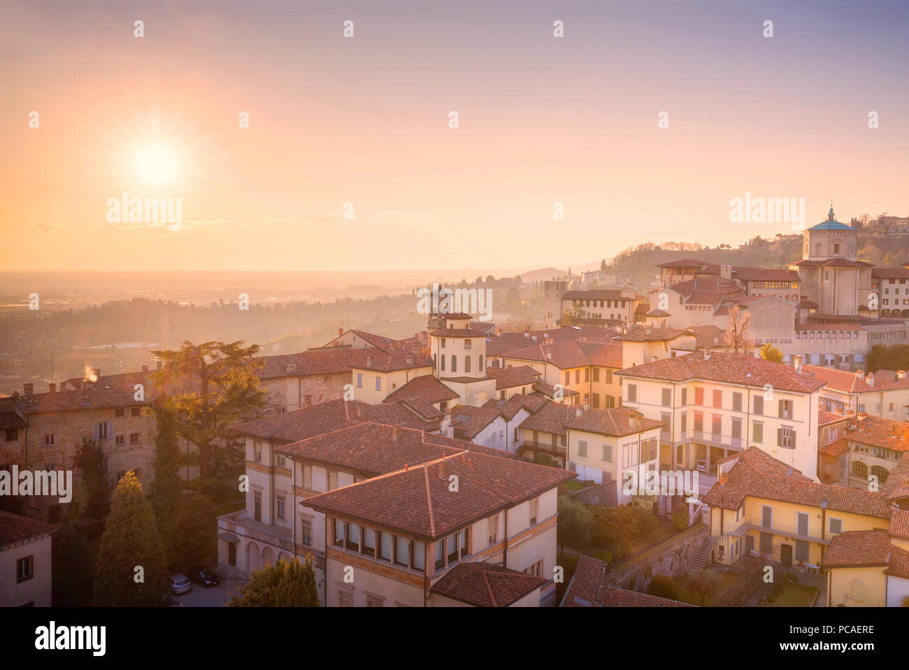 Centro storico di Città alta con il Seminario Vescovile Giovanni XXIII dal  di sopra, Bergamo, Lombardia, Italia, Europa Foto stock - Alamy