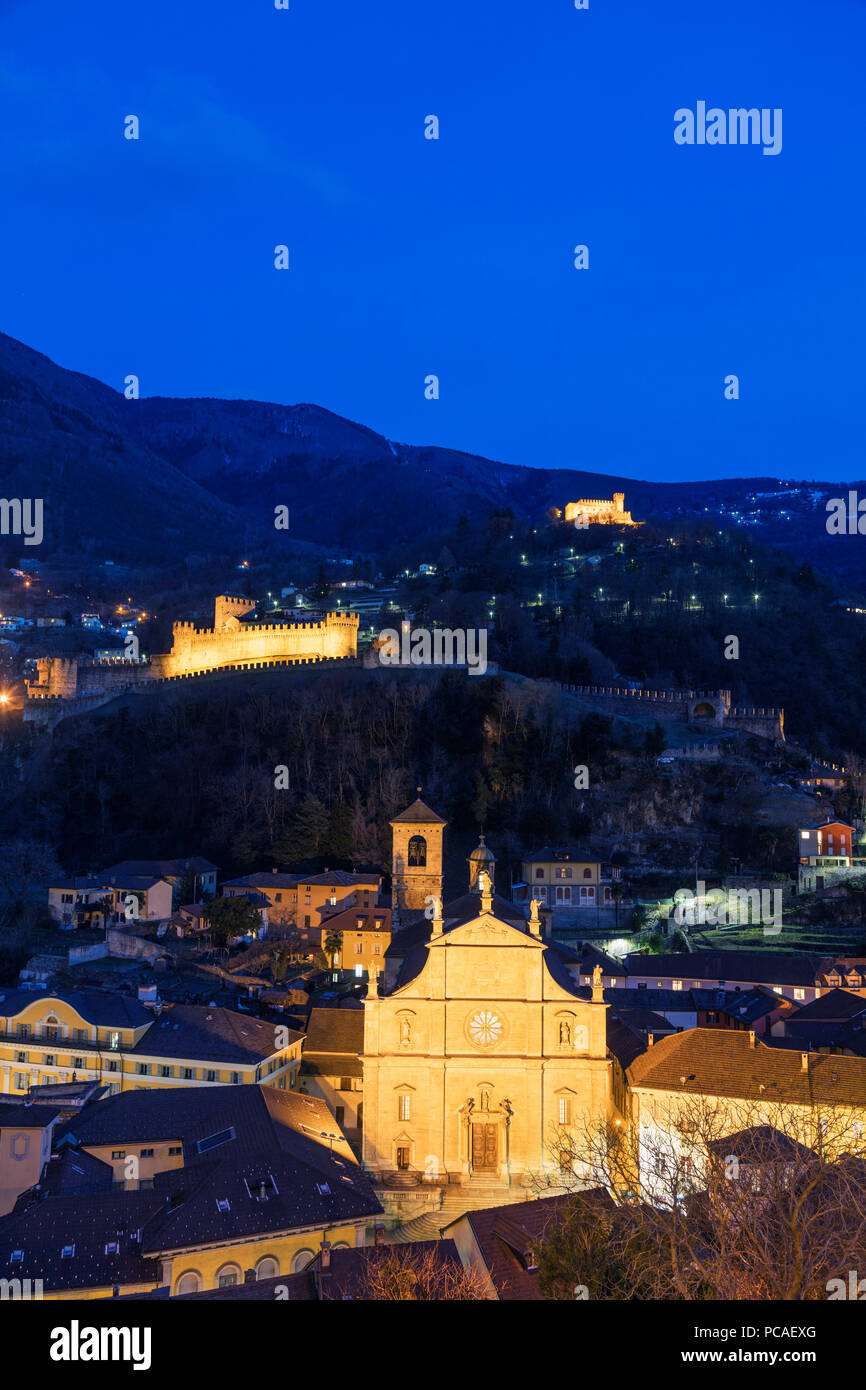 Castelgrande e la chiesa Collegiata di San Pietro e Stefano, sito Patrimonio Mondiale dell'UNESCO, Bellinzona, Ticino, Svizzera, Europa Foto Stock