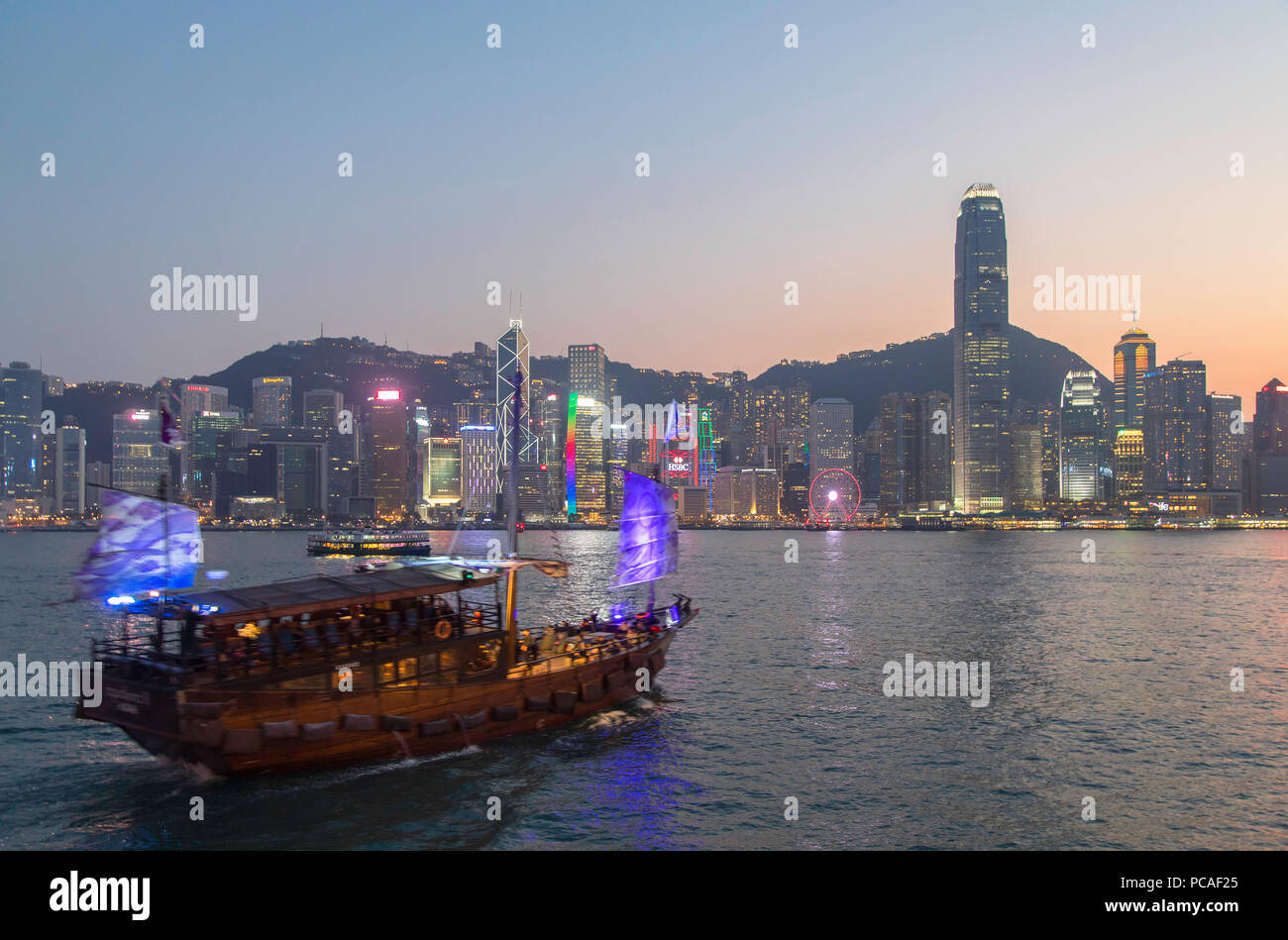 Immondizia barca nel Porto Victoria al crepuscolo, Isola di Hong Kong, Hong Kong, Cina, Asia Foto Stock