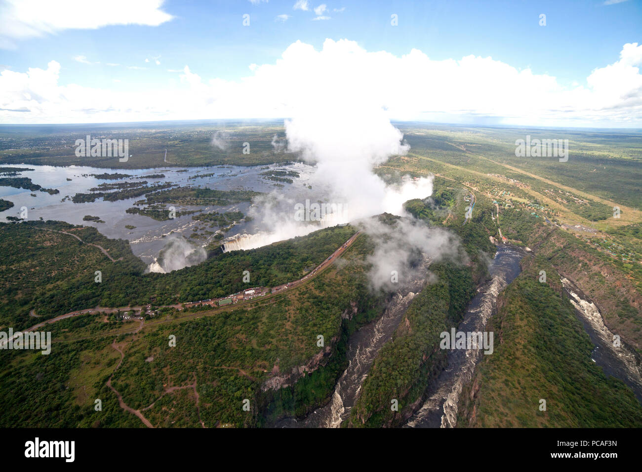 La nebbia si innalza al di sopra del Victoria Falls cascata (Mosi-oa-Tunya), il Sito Patrimonio Mondiale dell'UNESCO sul confine dello Zimbabwe e Zambia, Africa Foto Stock