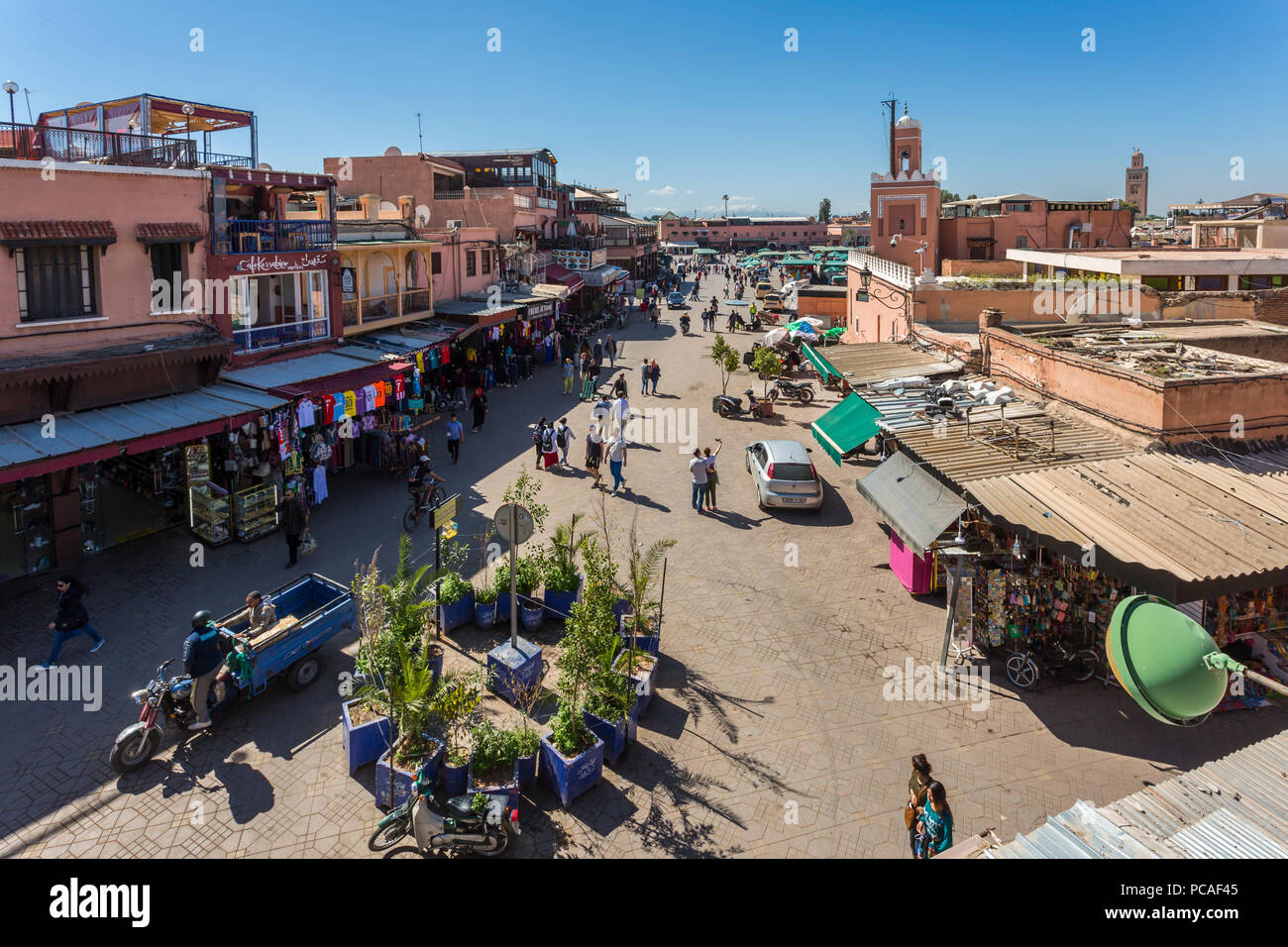Vista in elevazione della piazza Jemaa el Fna (Djemaa El Fnaa) Square, Sito Patrimonio Mondiale dell'UNESCO, durante le ore diurne, Marrakech, Marocco, Africa Settentrionale, Africa Foto Stock
