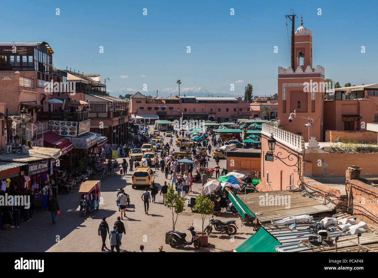 Vista in elevazione della piazza Jemaa el Fna (Djemaa El Fnaa) Square, Sito Patrimonio Mondiale dell'UNESCO, durante le ore diurne, Marrakech, Marocco, Africa Settentrionale, Africa Foto Stock