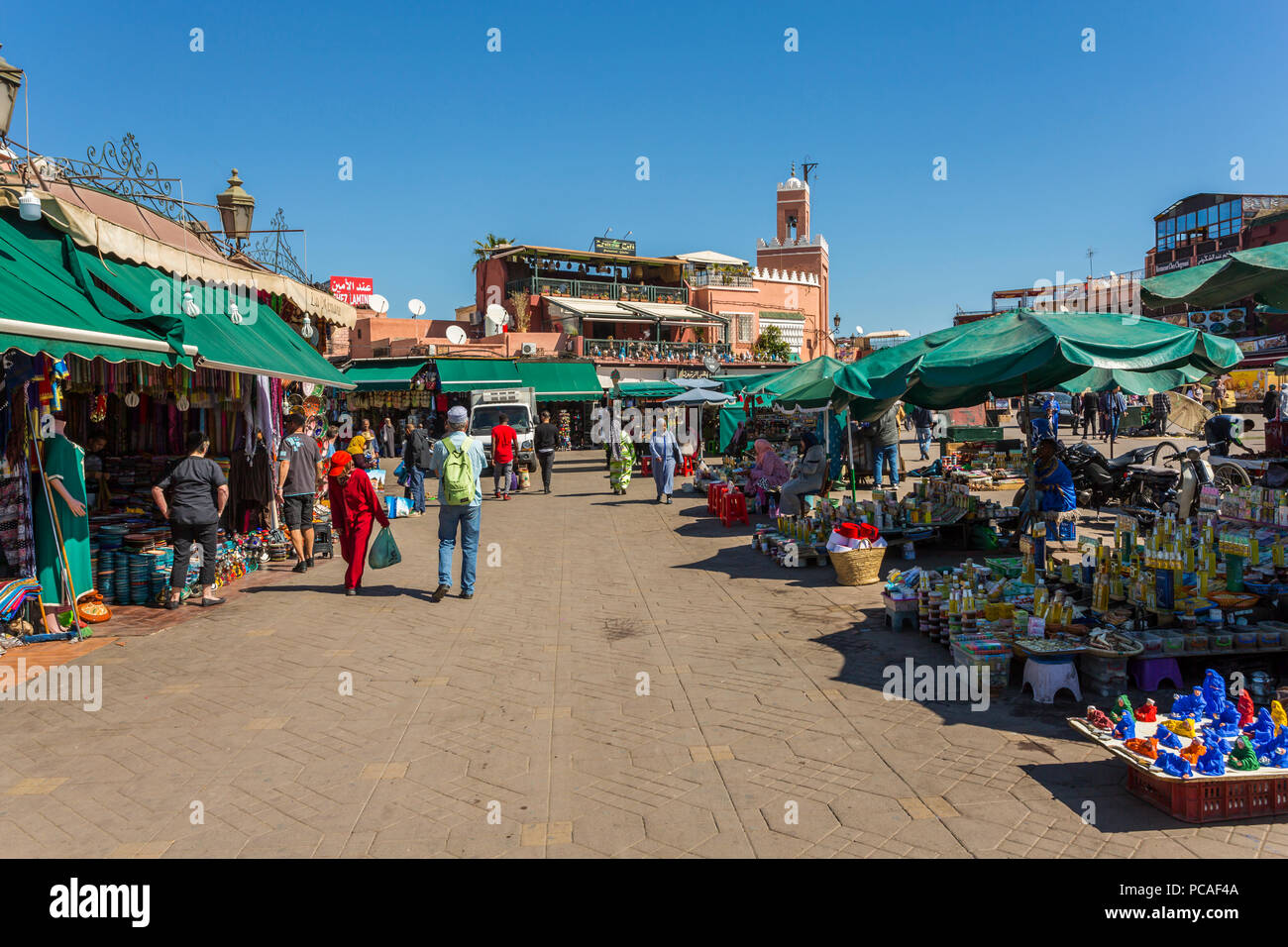 Varie bancarelle sulla piazza Jemaa el Fna (Djemaa El Fnaa) Square, Sito Patrimonio Mondiale dell'UNESCO, durante le ore diurne, Marrakech, Marocco, Africa Settentrionale, Africa Foto Stock