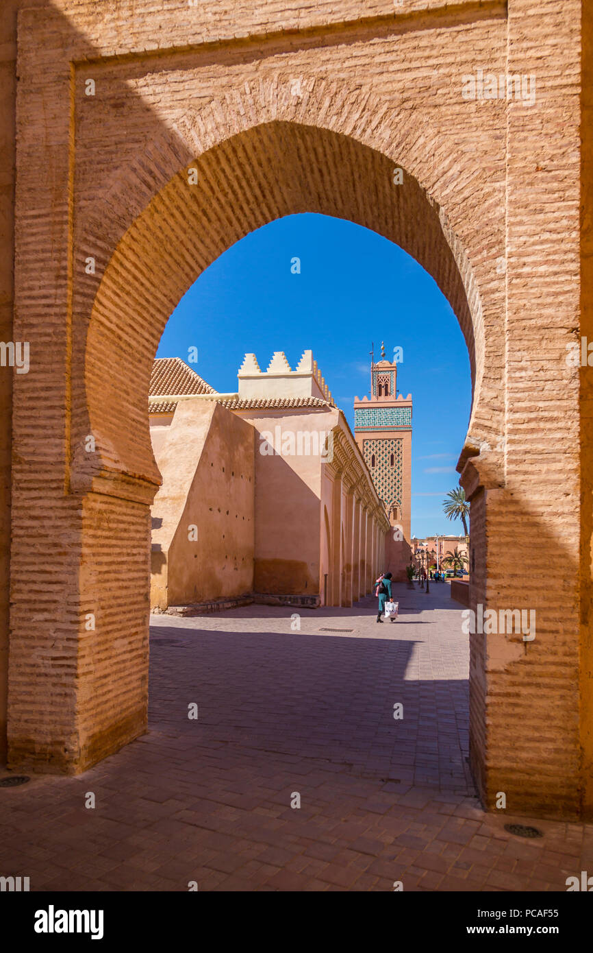 Vista di Moulay El Yazid moschea incorniciato da archway, Marrakech, Marocco, Africa Settentrionale, Africa Foto Stock