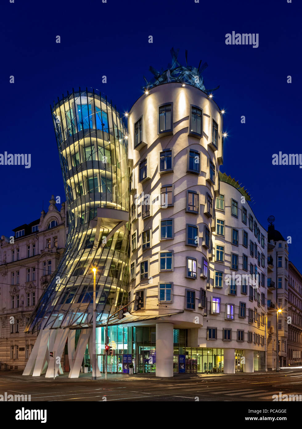 Edificio Nationale-Nederlanden di notte. Edificio Nationale-Nederlanden, Praga, Repubblica Ceca. Architetto: Gehry Partners LLP, 1996. Foto Stock