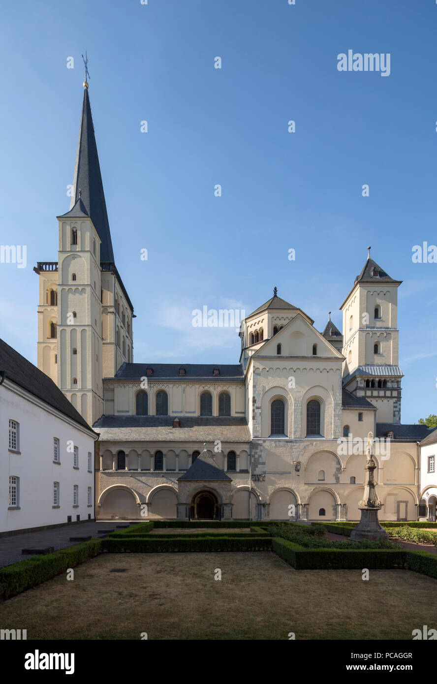 Brauweiler bei Pulheim, Abteikirche San Nicolò, Kreuzgang, Blick von Süden auf die Kirche Foto Stock