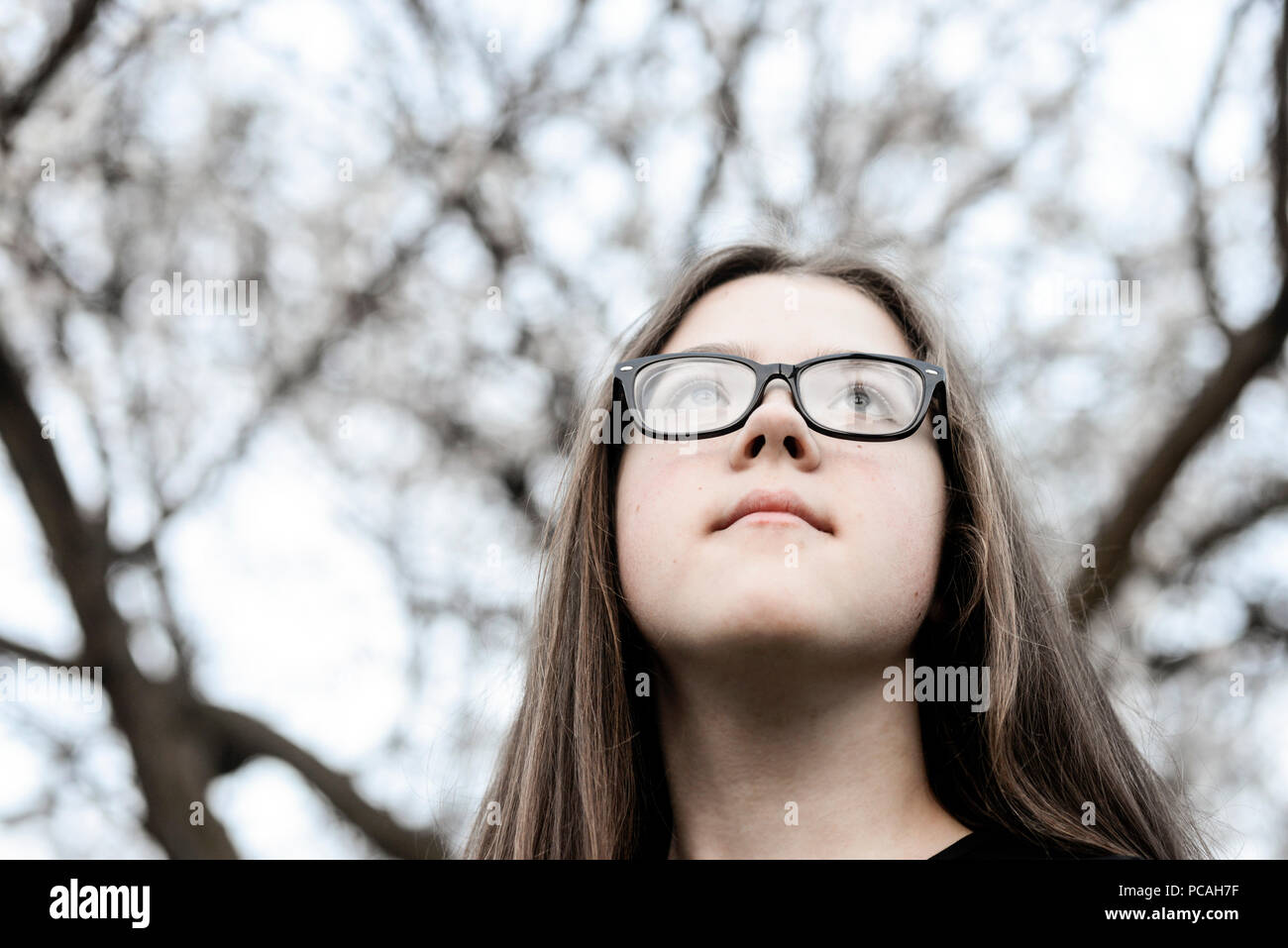 Ritratto di giovane ragazza fantasticando all'aperto Foto Stock