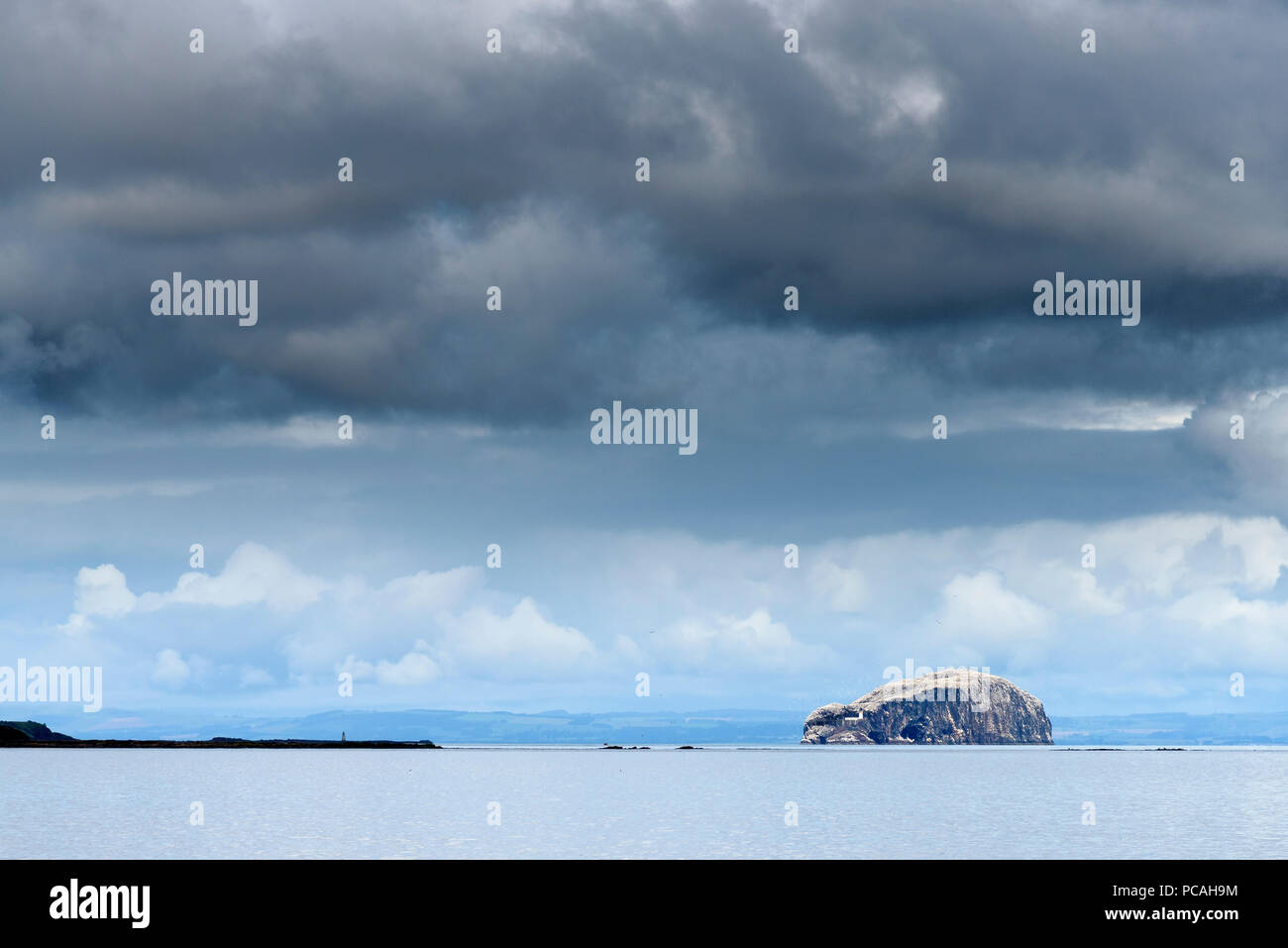 19-07-15 Belhaven Bay, Dunbar, East Lothian, Scozia, Regno Unito. Bass roccia sotto un cielo tempestoso. Foto: © Simon Grosset Foto Stock