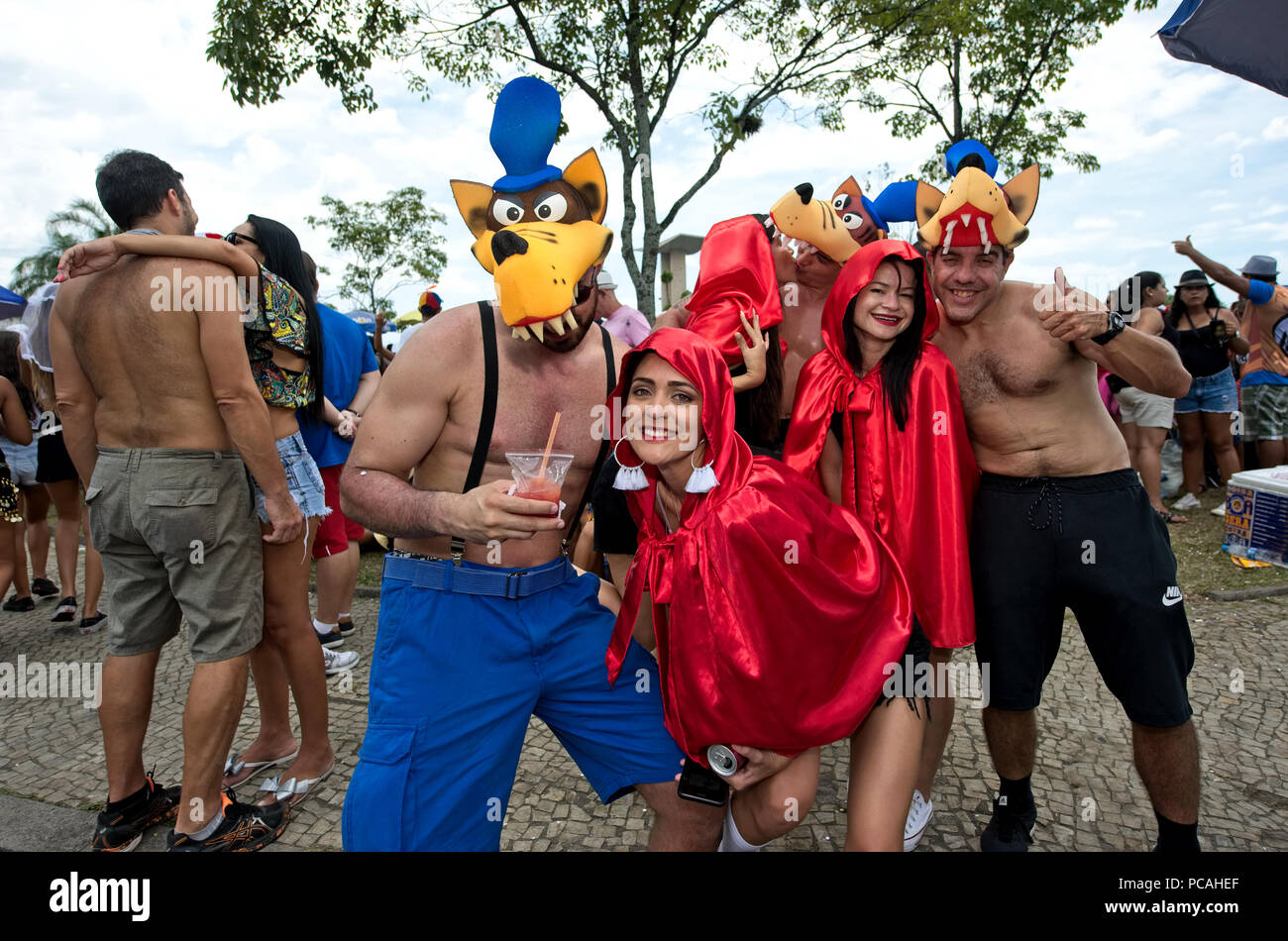 Il carnevale, Brasile - 12 Febbraio 2018: Revelers raccogliere durante il sergente Pepper Street blocco in Rio de Janeiro Foto Stock