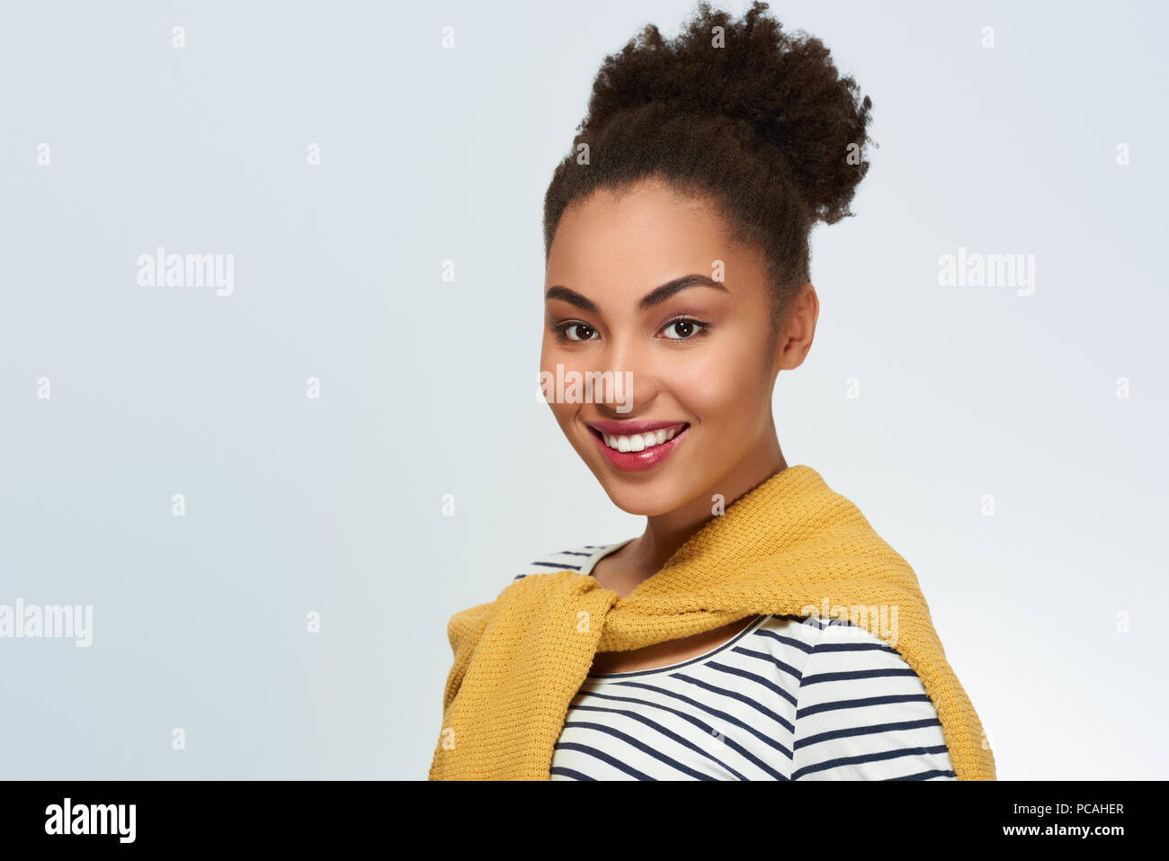 Giovane donna studio isolato in bianco di toccare la faccia cercando camer Foto Stock