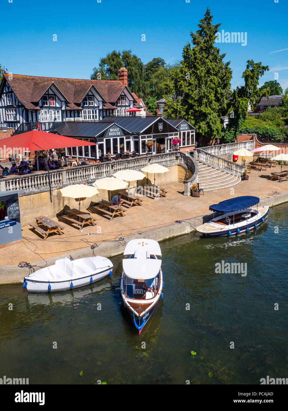 Vista dal ponte a Wallingford, Il Boat House Pub, con noleggio imbarcazioni da diporto, il fiume Tamigi, Wallingford, Oxfordshire, England, Regno Unito, GB. Foto Stock