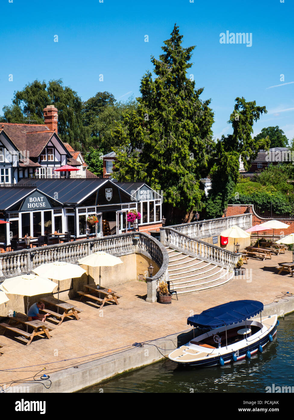 Vista dal ponte a Wallingford, Il Boat House Pub, con noleggio imbarcazioni da diporto, il fiume Tamigi, Wallingford, Oxfordshire, England, Regno Unito, GB. Foto Stock