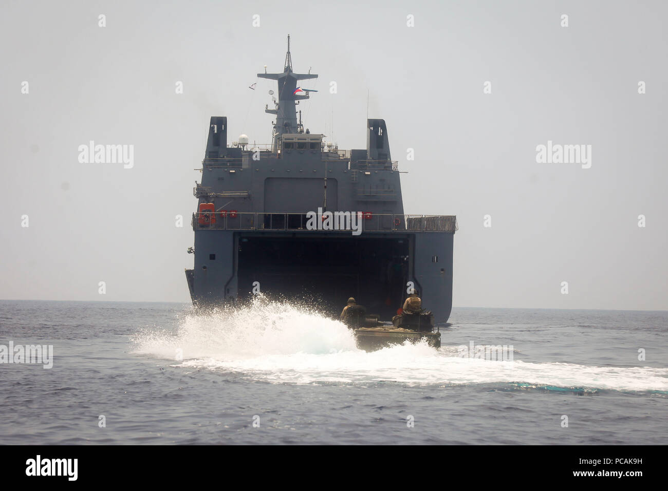 180723-M-ZO893-1029 OCEANO PACIFICO (Luglio 23, 2018) DEGLI STATI UNITI Marines con Combat Assault Company, 3° Reggimento Marine, prepararsi ad imbarcarsi a bordo della marina militare filippino piattaforma di atterraggio dock BRP Davao Del Sur (LD 602) durante il cerchio del Pacifico (RIMPAC) esercizio al largo delle Hawaii Luglio 23, 2018. RIMPAC fornisce un elevato valore di formazione per attività organizzata, altamente capace Air-Ground Marine Task Force e migliora la crisi critica la capacità di risposta degli Stati Uniti Marines nel Pacifico. Venticinque nazioni, 46 navi, cinque sommergibili, circa 200 aerei e 25.000 personale partecipano RIMPAC a partire da giugno Foto Stock