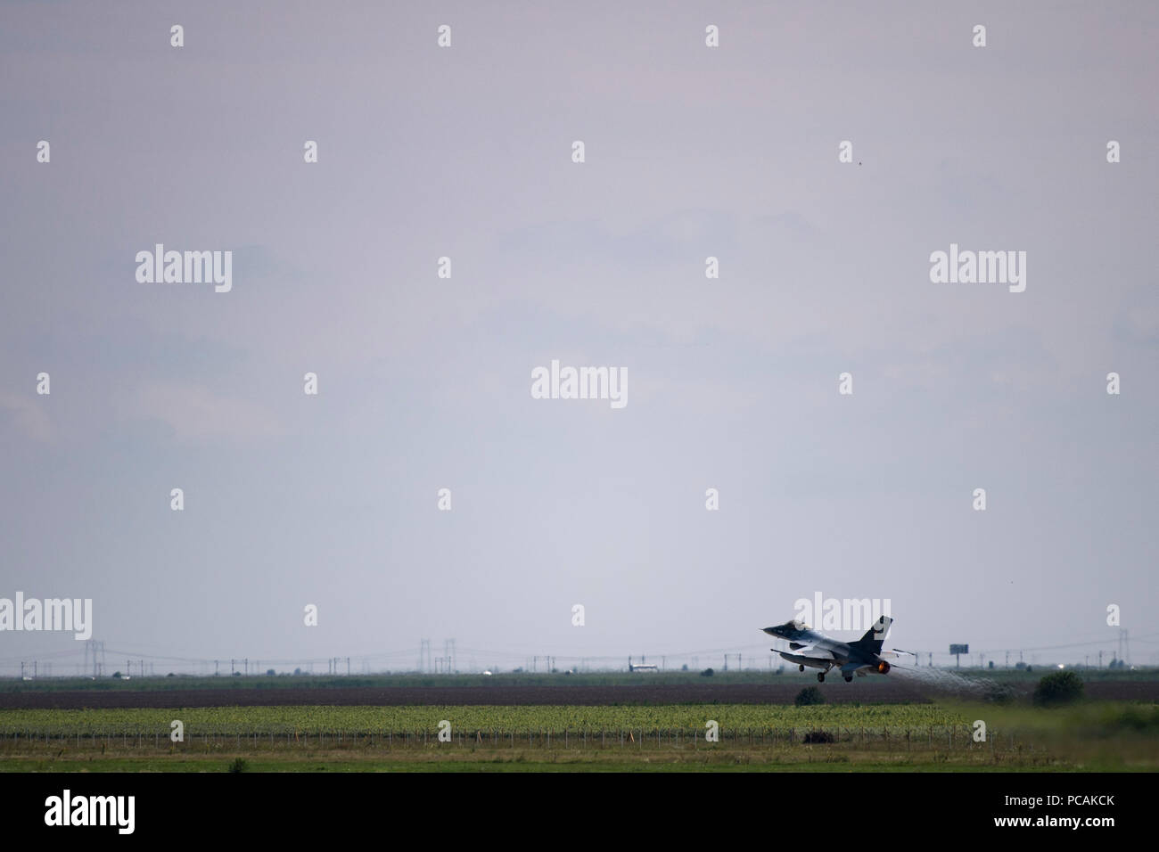 Un rumeno aria pilota Force decolla in un F-16 Fighting Falcon su Borcea Air Base, Romania, 26 luglio 2018. Il Romanian Air Force ha ottenuto la F-16s in 2016. Stati Uniti Air Force Il personale di manutenzione ha visitato Borcea per fornire aiuto visivo e condividere la manutenzione dei velivoli i processi con i rumeni come parte di tre settimane di impegno. (U.S. Air Force foto di Senior Airman Devin Boyer) Foto Stock