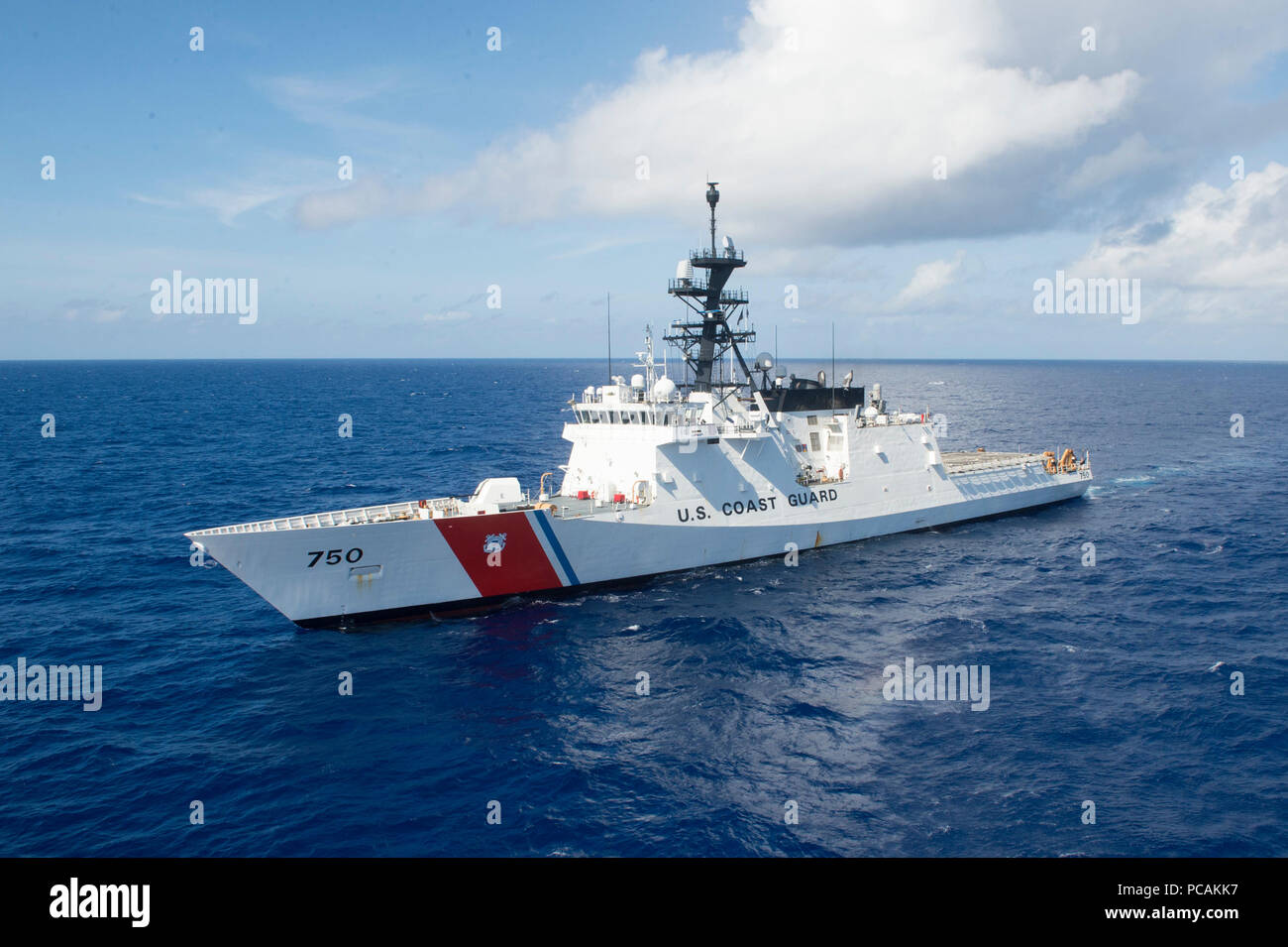 180729-G-ZV557-1190 OCEANO PACIFICO (Luglio 29, 2018), Stati Uniti Guardacoste Bertholf WMSL (750) è in corso il 29 luglio, durante il cerchio del Pacifico (RIMPAC). Venticinque nazioni, 46 navi e cinque sommergibili, circa 200 aerei e 25.000 personale partecipano RIMPAC dal 27 giugno al 2 agosto in e intorno all'Isola di Hawaii e la California del Sud. Il più grande del mondo marittimo internazionale esercitazione RIMPAC offre una singolare opportunità di formazione promuovendo e sostenendo le relazioni cooperative tra i partecipanti sono fondamentali per garantire la sicurezza delle vie marittime e di sicurezza su th Foto Stock